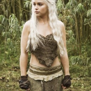 Emilia Clarke nell'episodio Cripples, Bastards, and Broken Things di Game of Thrones
