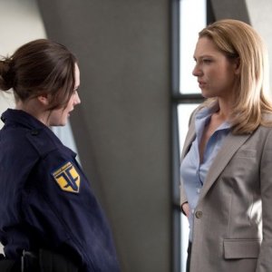 Emily Meade ed Anna Torv nell'episodio The Day We Died di Fringe