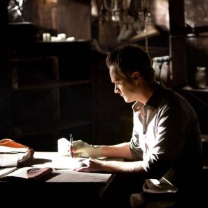 John Gilbert (David Anders) scrive una lettera nell'episodio The Sun Also Rises di Vampire Diaries