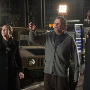 John Noble, Lance Reddick ed Anna Torv nell'episodio The Day We Died di Fringe