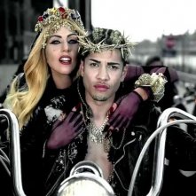 Lady Gaga e Rick Gonzalez/Gesù nel videoclip di Judas.