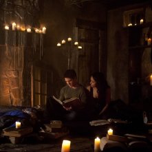 Steven R. McQueen e Katerina Graham guardano un antico libro nell'episodio The Sun Also Rises di Vampire Diaries