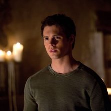 Un preoccupato Jeremy (Steven R. McQueen) nell'episodio The Sun Also Rises di Vampire Diaries