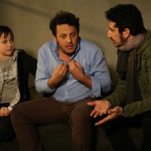 Enrico Brignano con il piccolo Marco Todisco e  Luca Angeletti in una scena di Fratelli Detective