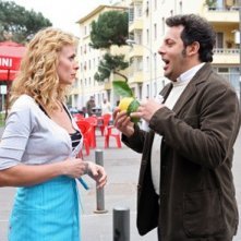 Enrico Brignano con Serena Autieri in una scena di Fratelli Detective