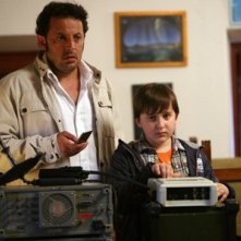 Enrico Brignano e il piccolo Marco Todisco in una scena di Fratelli Detective