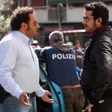 Enrico Brignano e Luca Angeletti in una scena di Fratelli Detective