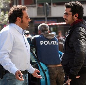 Enrico Brignano e Luca Angeletti in una scena di Fratelli Detective