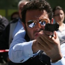 Enrico Brignano in azione in Fratelli Detective