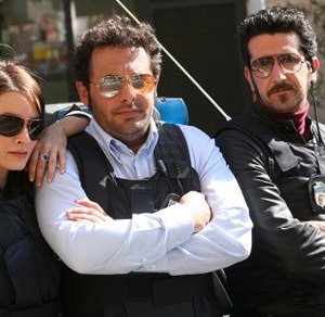 Enrico Brignano tra Maria Rosaria Russo e Luca Angeletti in una scena di Fratelli Detective