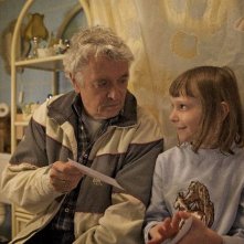 Henry Hübchen e la piccola Paraschiva Dragus nel film Polnische Ostern
