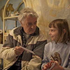Henry Hübchen e la piccola Paraschiva Dragus nel film Polnische Ostern