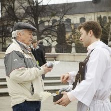 Henry Hübchen in un momento del film Polnische Ostern