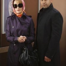 Jane Seymour e Jon Huertas nell'episodio Law & Murder di Castle