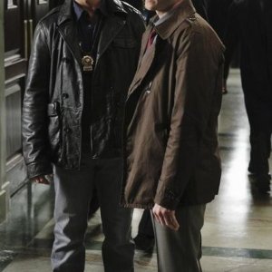 Jon Huertas e Seamus Dever nell'episodio Law & Murder di Castle