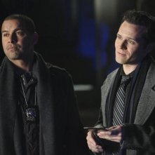 Jon Huertas e Seamus Dever nell'episodio The Final Nail di Castle