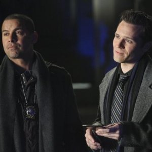 Jon Huertas e Seamus Dever nell'episodio The Final Nail di Castle