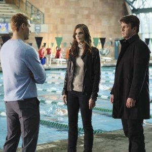 Justin Bruening, Stana Katic e Nathan Fillion nell'episodio The Dead Pool di Castle