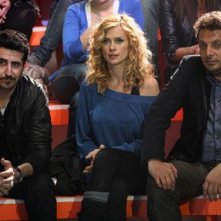 Luca Angeletti, Serena Autieri ed Enrico Brignano in una scena di Fratelli Detective