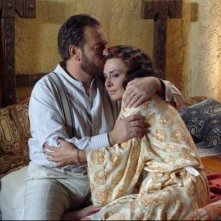 Marta Bifano con Sebastiano Somma nel film Il mercante di stoffe