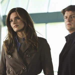 Stana Katic e Nathan Fillion in una scena dell'episodio The Dead Pool di Castle