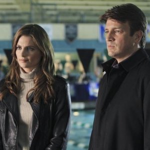 Stana Katic e Nathan Fillion nell'episodio The Dead Pool di Castle