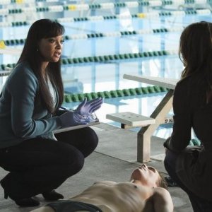 Stana Katic e Tamala Jones nell'episodio The Dead Pool di Castle