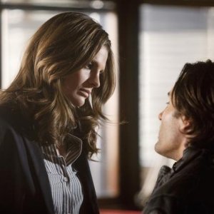 Stana Katic e Victor Webster in una scena dell'episodio Setup di Castle