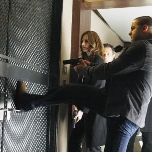 Stana Katic, Seamus Dever e Jon Huertas nell'episodio Slice of Death di Castle