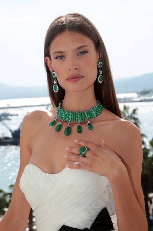 Cannes 2011 Bianca Balti Posa Con Una Parure Smeraldi E Diamanti Bianchi Creata Da De Grigosono 203138
