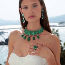 Cannes 2011: Bianca Balti posa con una parure smeraldi e diamanti bianchi creata da De Grigosono