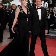 Cannes 2011, serata inaugurale: Antonio Banderas con Melanie Griffith sul tappeto rosso