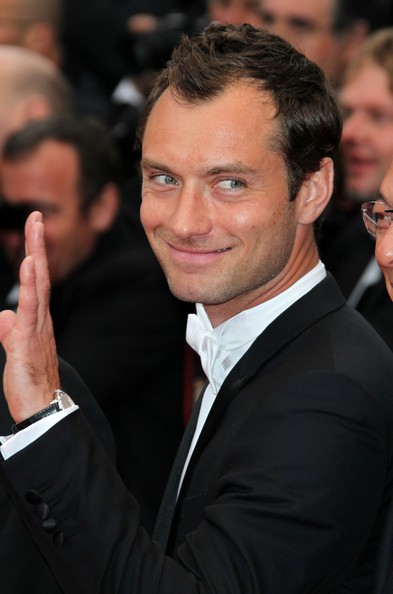 Festival Di Cannes 2011 Jude Law Saluta Il Pubblico Dal Red Carpet 203111