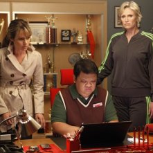 Jane Lynch, Jessalyn Gilsig e Kent Avenido nell'episodio Funeral di Glee
