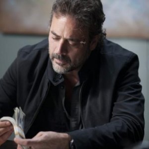 Prima immagine di un dolente Jeffrey Dean Morgan in The Courier