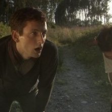 Stuart Brennan con Edward Eales-White nel film Risen