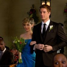Chloe (Allison Mack) e Oliver (Justin Hartley) al matrimonio nell'episodio Finale di Smallville
