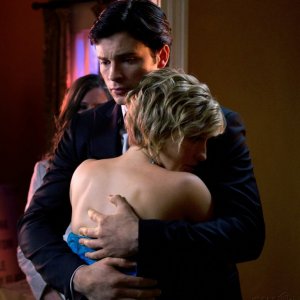 Clark (Tom Welling) abbraccia Chloe (Allison Mack) nell'episodio Finale di Smallville