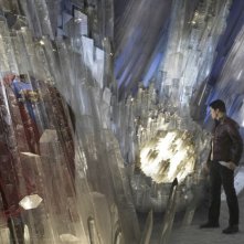 Clark (Tom Welling) con affianco la sua tuta da Supereroe nell'episodio Prophecy di Smallville