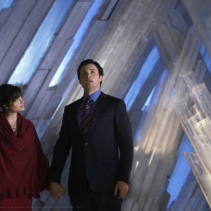 Clark (Tom Welling) e Lois (Erica Durance) parlano con Jor-El in: Prophecy di Smallville
