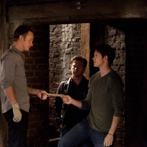 David Anders consegna una lettera a Steven R. McQueen in: The Sun Also Rises di Vampire Diaries
