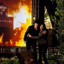 Elena (Nina Dobrev) soccorre Damon (Ian Somerhalder) nell'episodio As I Lay Dying di Vampire Diaries