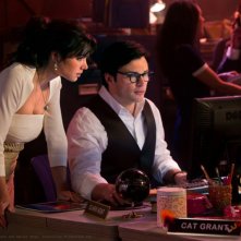 Erica Durance e Tom Welling davanti al pc nell'episodio Finale di Smallville