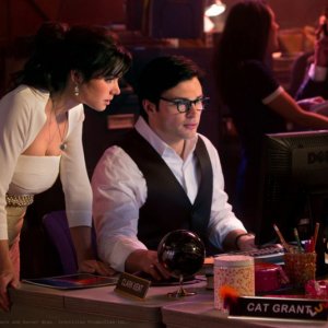 Erica Durance e Tom Welling davanti al pc nell'episodio Finale di Smallville
