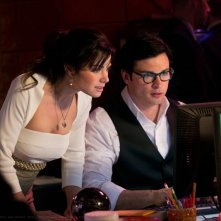 Erica Durance e Tom Welling guardano il computer nell'episodio Finale di Smallville