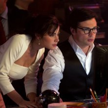Erica Durance e Tom Welling guardano il pc nell'episodio Finale di Smallville