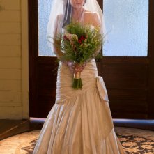 La splendida Erica Durance in abito da sposa nell'episodio Finale di Smallville