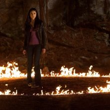 Nina Dobrev intrappolata in un cerchio di fuoco nell'episodio The Sun Also Rises di Vampire Diaries