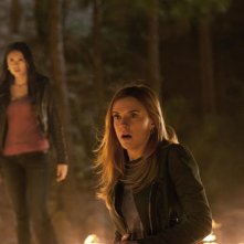 Sara Canning e Nina Dobrev intrappolate dal fuoco nell'episodio The Sun Also Rises di Vampire Diaries