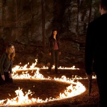 Sara Canning, Nina Dobrev e Joseph Morgan in un momento di The Sun Also Rises di Vampire Diaries